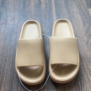 Cloud Slippers in Tan